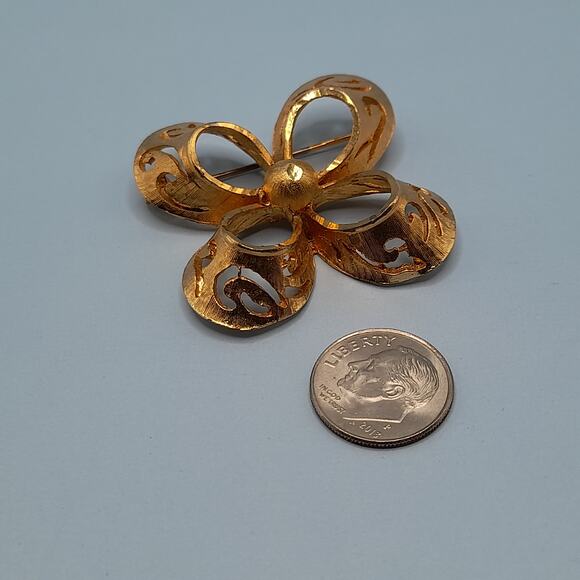 Vintage BSK Bow Brooch, Openwork Gold Tone Metal Pin - 1 1/2 Inches - Picture 8 of 8
